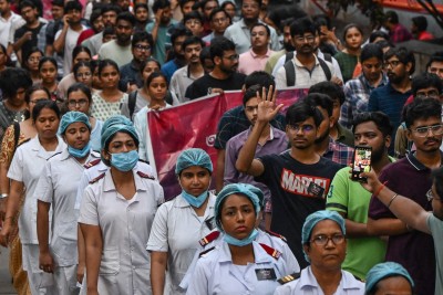  सहकर्मीको बलात्कारपछि हत्या भएको भन्दै भारतीय चिकित्सकहरू हडतालमा 